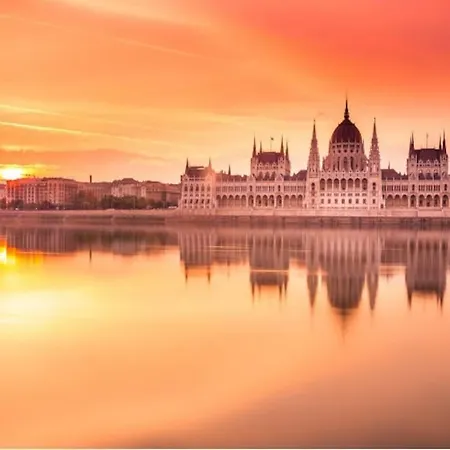 Modern Luxe In Heart Of Downtown Apartman Budapest