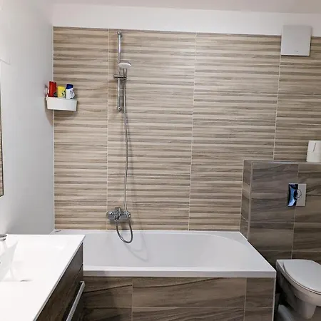 Modern Luxe In Heart Of Downtown Apartman